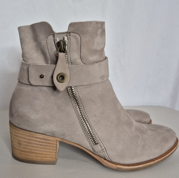 Paul Green Dallas Soft Sand Suede Side Zip Ankle Strap Detail Bootie - Size 8 - Picture 1 of 16